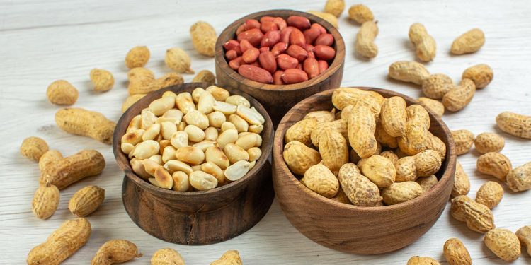 কাঁচা বাদাম খাবেন না কি ভাজা বাদাম?