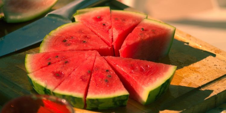 খালি পেটে তরমুজ খেলে কী হয়?