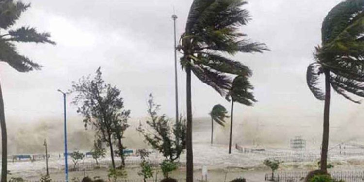 ৯ অঞ্চলে দমকা হাওয়া ও বজ্রবৃষ্টির সম্ভাবনা, নদীবন্দরে সতর্কবার্তা