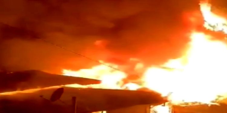 বান্দরবান রোয়াংছড়িতে অগ্নিকান্ডে ৪ বসতঘর ক্ষতিগ্রস্ত