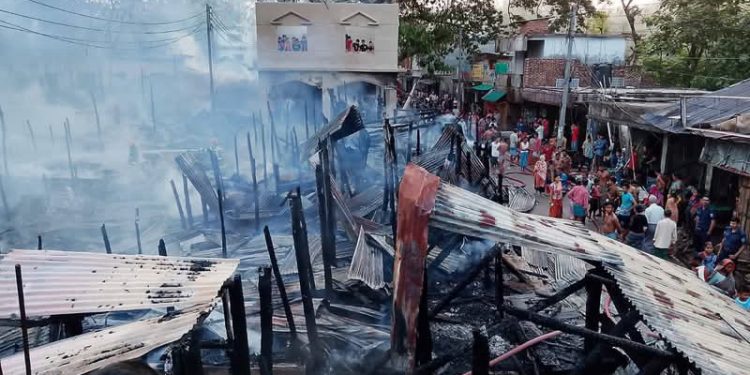 বান্দরবানে আগুনে পুড়ে ছাই ৫০টি দোকান ও বসতঘর