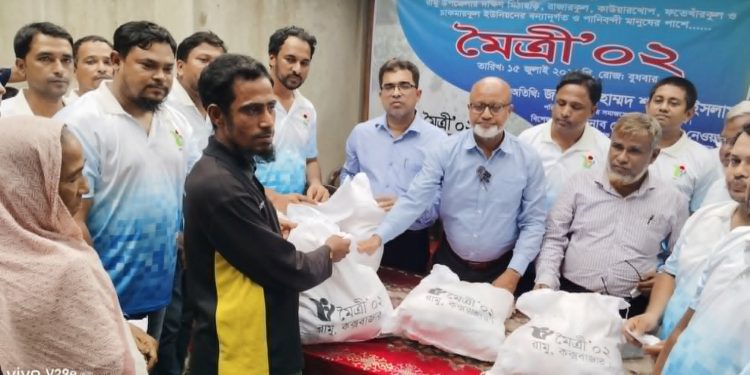 রামুতে বন্যাদুর্গত ও পানিবন্দি মানুষকে ত্রাণ বিতরণ করেছে প্রাক্তন শিক্ষার্থীদের মানবিক সংগঠন ‘মৈত্রী-০২