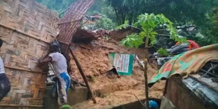 লামায় পাহাড়ধসে শিশুসহ ৫ জনের  মৃত্যু