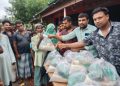 পশ্চিম পাড়াতে মোহাম্মদ টিপুর উদ্যোগে ত্রাণ সামগ্রী বিতরণ