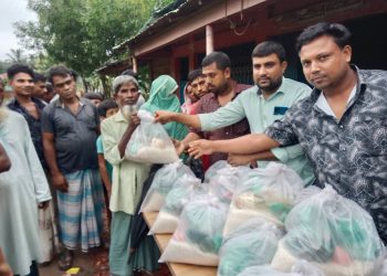 পশ্চিম পাড়াতে মোহাম্মদ টিপুর উদ্যোগে ত্রাণ সামগ্রী বিতরণ