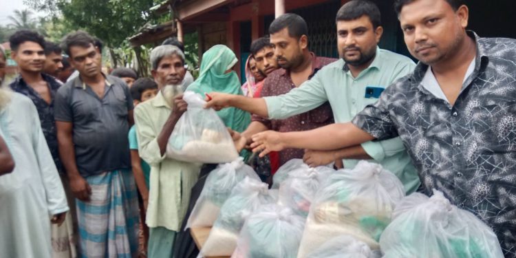 পশ্চিম পাড়াতে মোহাম্মদ টিপুর উদ্যোগে ত্রাণ সামগ্রী বিতরণ