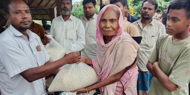 পশ্চিম পাড়া আনোয়ার মেম্বার এর চাউল পেল ৭০ পরিবার