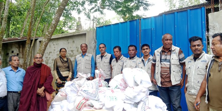 চকরিয়ায় বন্যা দুর্গতদের পাশে কক্সবাজার জেলা বৌদ্ধ সুরক্ষা পরিষদ