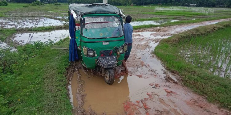 বমু নন্দিরিল সড়কের বেহাল অবস্থা, যাতায়াতে ঝুঁকি