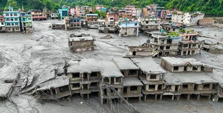 কাদা থেকে তোলা হচ্ছে একের পর এক নিথর দেহ, মৃতের সংখ্যা প্রায় ৪০০