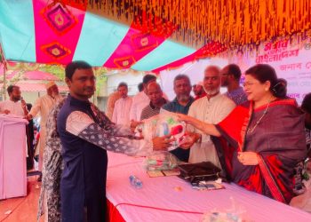 গাজীপুরে কেজি স্কুল শিক্ষার্থীদের খেলাধুলায় জার্সি ও ফুটবল বিতরণ