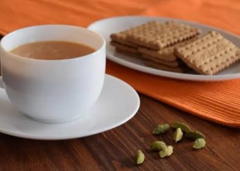 রাতের খাবারের পর এক কাপ চা খান? জেনে নিন কী হয়