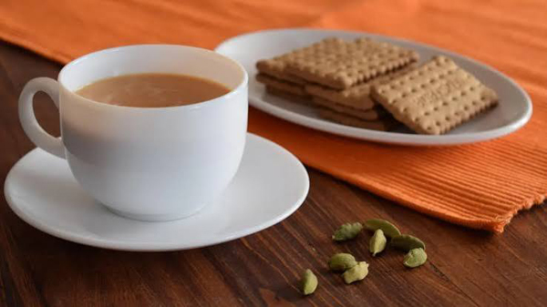 রাতের খাবারের পর এক কাপ চা খান? জেনে নিন কী হয়