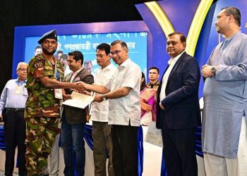 প্রধানমন্ত্রীর হাত থেকে ‘গুণী শিক্ষক’ সম্মাননা নিলেন রামু ক্যান্টনমেন্ট ইংলিশ স্কুল অ্যান্ড কলেজের অধ্যক্ষ লেফটেন্যান্ট কর্নেল মোঃ আব্দুর রহিম