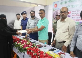 লামায় বন্যহাতির আক্রমণে ক্ষতিগ্রস্তদের মাঝে চেক বিতরণ
