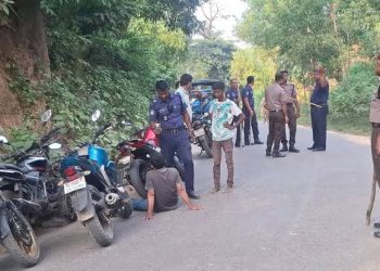 কক্সবাজারে পাহাড়ি সড়কে শতাধিক যাত্রীকে জিম্মি করে ডাকাতি