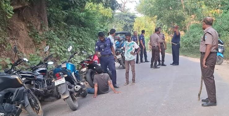 কক্সবাজারে পাহাড়ি সড়কে শতাধিক যাত্রীকে জিম্মি করে ডাকাতি